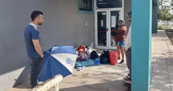 SIN RECURSOS PARA FUMIGAR, UNA FAMILIA SUFRIÓ UNA INVASIÓN DE CHINCHES Y TUVIERON QUE DORMIR EN LA CALLE